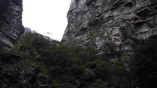 森林高山流水瀑布山水自然风景山峰岩石流水