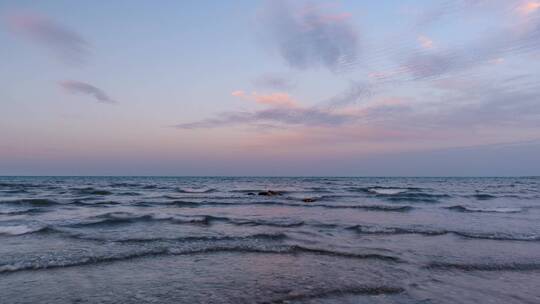 青海湖水浪与夕阳晚霞云彩自然风光延时