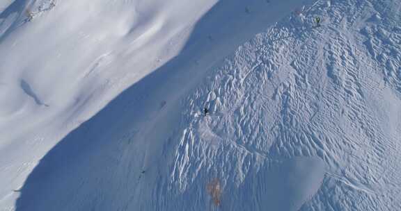 人们从陡峭的山上滑雪