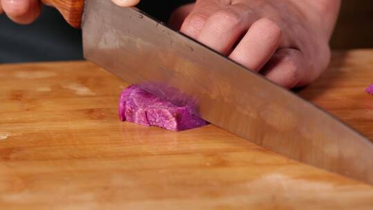 厨师切紫薯粗粮