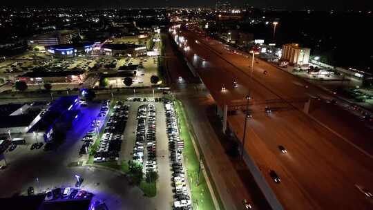 有车有灯的高速公路夜景