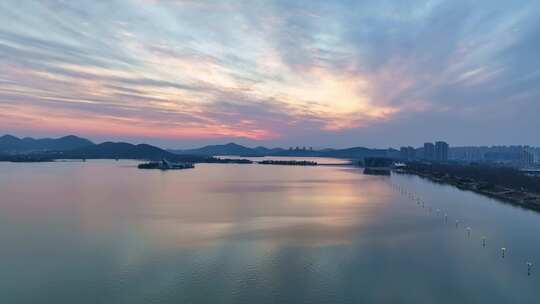 徐州市云龙湖风景区平静湖面夕阳