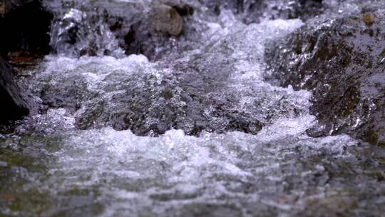 清澈的溪水河水