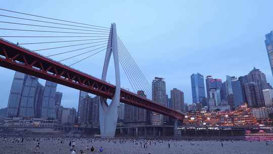 重庆城市桥梁及江边人群景观（洪崖洞）