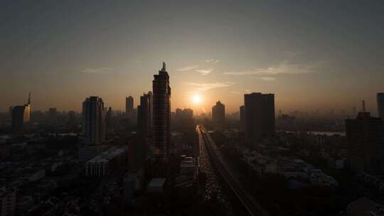 太阳升起在繁忙的城市延时