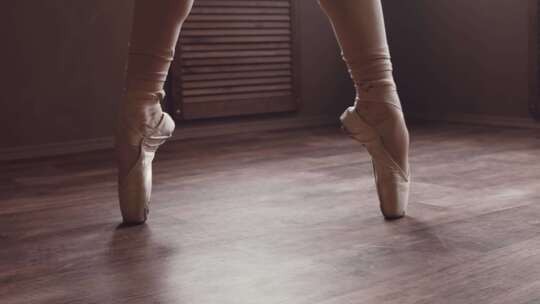 穿着长裙踮着脚尖跳舞的芭蕾舞女演员