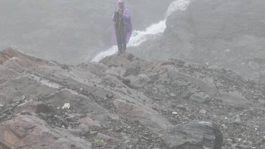 雨崩冰湖瀑布航拍