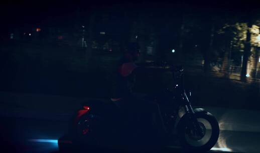 夜晚骑摩托车的男人
