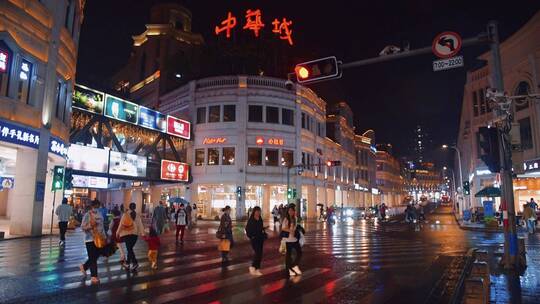 雨天城市路口斑马线行人过马路