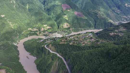 云南怒江傈僳族丙中洛人神共居秋色高空航拍