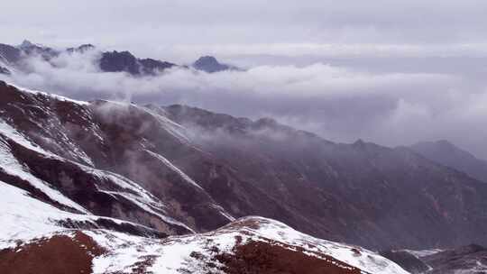 青海拉脊山雪山云雾航拍