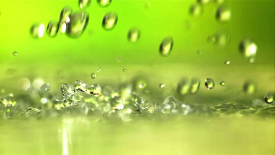 绿色的背景下水滴落下