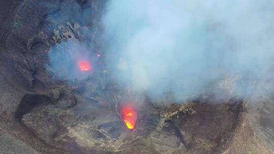 火山喷发时山顶所产生的烟雾