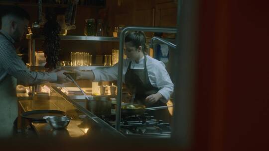 厨师正在厨房烹饪美食视频素材模板下载