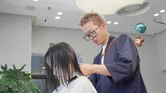 年轻女性在理发店理发