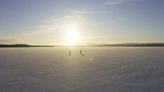 航拍冰原上滑冰