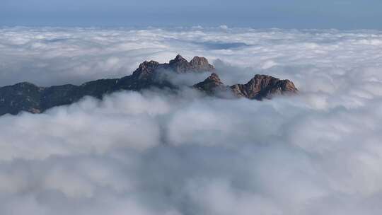 山峰云雾