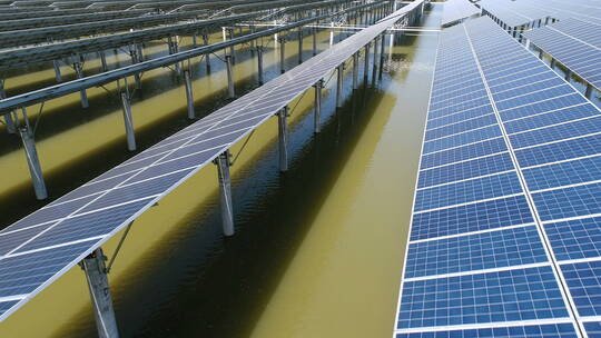 太阳能发电场低角度飞行 池塘上的光伏