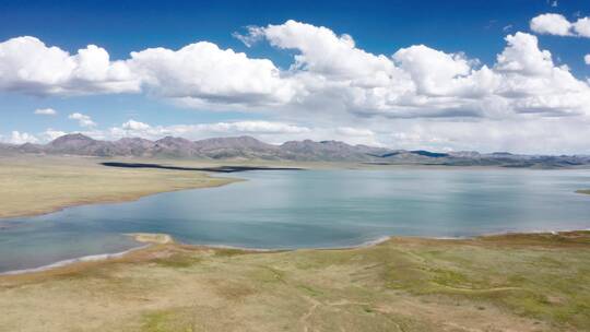 航拍高原上的湖泊水源地保护区