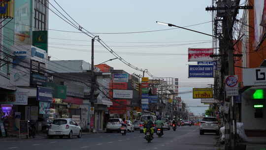 泰国曼谷城市郊外郊区城镇晚霞落日车辆汽车