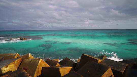 海浪拍打着海堤