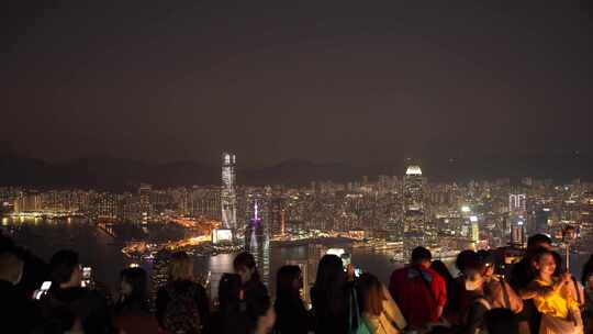 游客太平山顶看香港夜景香港城市夜晚风景视频素材模板下载