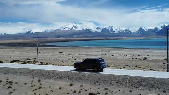 4k航拍汽车行驶在西藏佩枯措公路边
