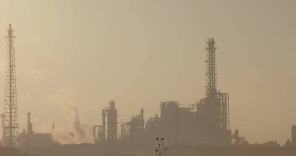 炼油厂烟雾排放特写