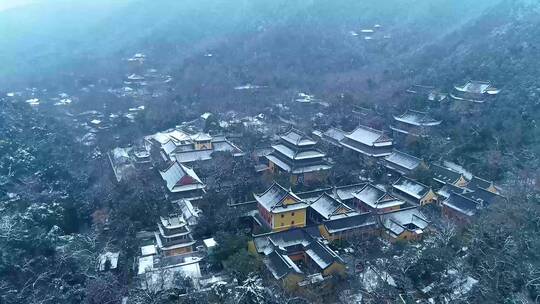 4K航拍飞来峰灵隐寺冬季雪景视频