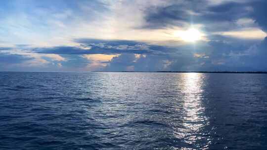 美国佛罗里达群岛蓝色海洋上美丽的云层形成
