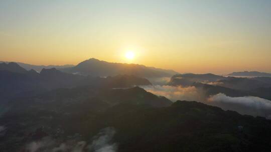 4K高空穿云航拍山区日出5