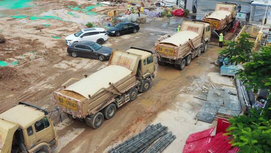 航拍泥头车工地装土道路上行驶