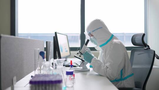 疫情期间科研人员在医院实验室新冠核酸检测