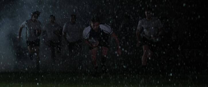 橄榄球队员雨中跑步