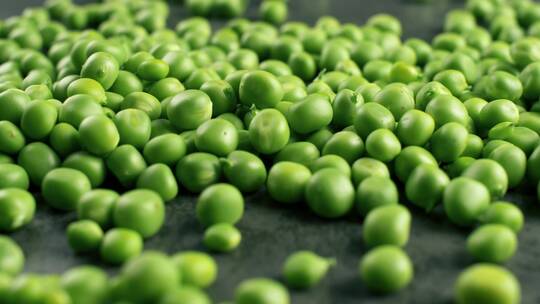 深色纹理表面的新鲜绿色豌豆