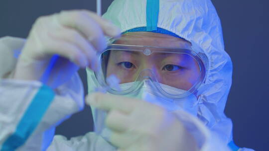 亚洲中国人女士穿医用防护服工作实验做核酸
