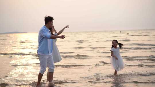 一家人海边散步 海边奔跑 幸福一家人