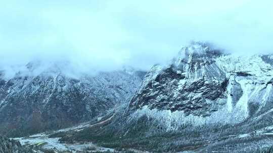 云雾缭绕的雪山自然风光全景