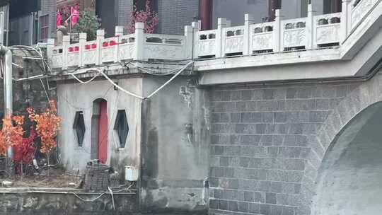 中式石桥与沿岸建筑景观