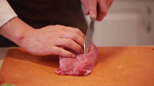 厨师切猪里脊肉切肉条