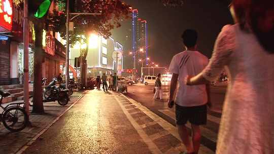 雨后城市街头夜景