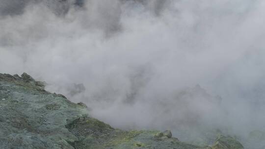 从火山冒出的烟