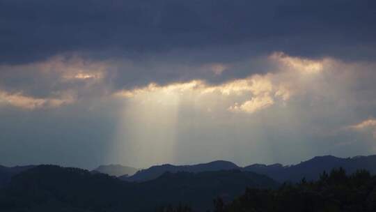 山脉 云层 耶稣光 丁达尔效应 黄昏