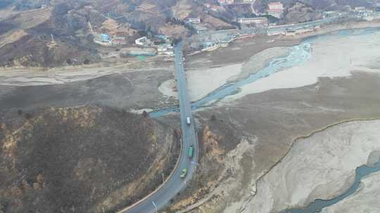 航拍 马路 行驶 驾驶 汽车 风景 道路 河流