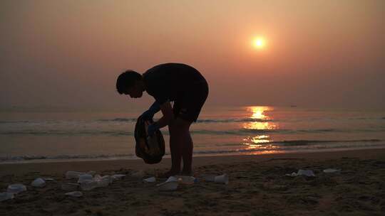 志愿者在沙滩上捡垃圾视频素材模板下载
