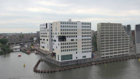 运河边上的城市建筑楼视频素材模板下载
