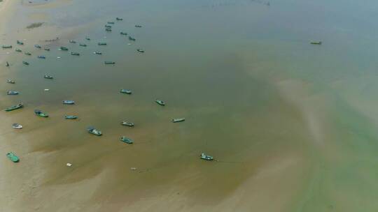 海岸线海边渔船沙滩高空航拍渔民渔业出海1
