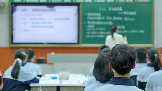 学生在课堂上学习做实验