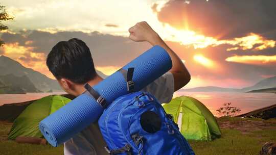 湖边帐篷营地时，一名男性尖叫目标庆祝成功