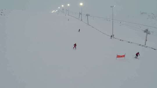 人们用灯光在斜坡上滑雪